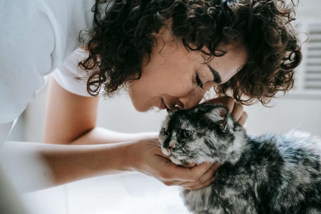 femme maîtresse d'un chat qui lui fait des câlins. On peut voir le chat aimer la situation